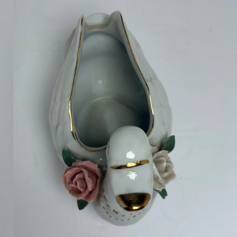 Vintage Elegant Swan Ceramic Vase with Pink Rose Accents